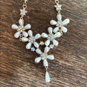NWT gold flower necklace